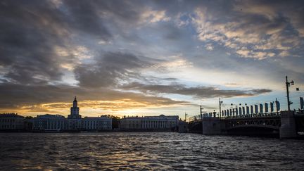 Le soleil se couche sur la Neva, à Saint-Petersbourg, en Russie, le 21 juin 2017. (MLADEN ANTONOV / AFP)