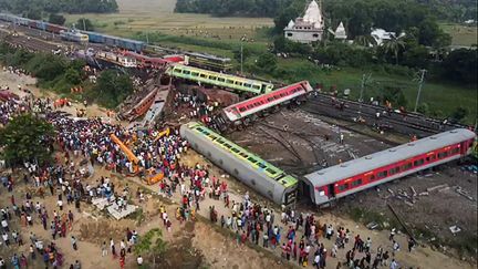 Trois trains ont été impliqués dans l'accident survenu le 2 juin 2023 près de Balasore (Inde). (JAYANTA SHAW / AFPTV / AFP)