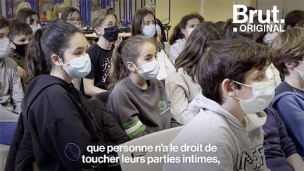 Il raconte son expérience pour ne pas que d'autres la subissent. Avec son Association Colosse aux pieds d'argile, Sébastien Boueilh a déjà sensibilisé plus de 200 000 enfants aux violences sexuelles et harcèlements dans toute la France. Brut l'a suivi pendant une journée dans une école.