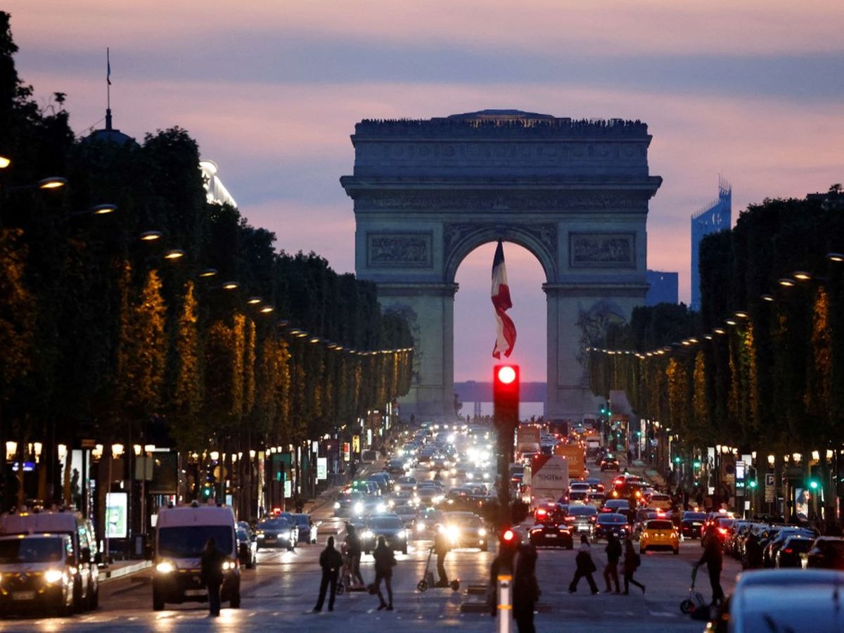 Arc de Triomphe aux couleurs LGBT l artiste am ricain Ian