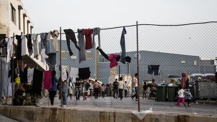 Des migrants dans un camp de rétention en Grèce, le 14 mai 2016.&nbsp; (CHRISSA GIANNAKOUDI / NURPHOTO / AFP)