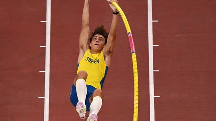 Le Suédois Armand Duplantis, sacré champion olympique du saut à la perche, le mardi 3 août 2021. (INA FASSBENDER / AFP)