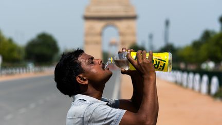 Un homme se désaltère dans une rue de New Delhi, en Inde, en pleine vague de chaleur, mercredi 27 mai 2020.&nbsp; (JEWEL SAMAD / AFP)