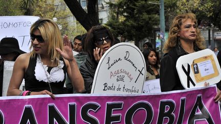 Depuis mai 2016, les personnes transsexuelles ou transgenres peuvent faire changer leur nom et leur sexe sur leurs papiers d'identité en Bolivie. Ici, au cours d'une marché contre l'homophobie en 2013. (AIZAR RALDES / AFP)