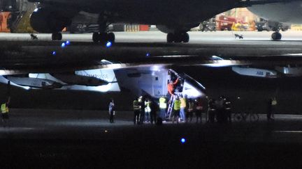 L'avion solaire &nbsp;Solar Impulse 2 sur la tarmac de l'a&eacute;roport de Nagoya au Japon le 1er Juin 2015. (TOSHIFUMI KITAMURA / AFP)