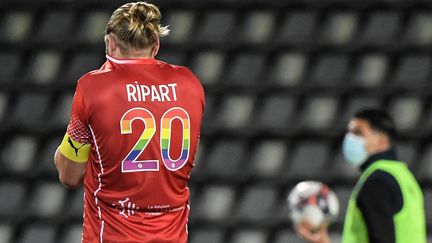 Nîmes et Renaud Ripart sont officiellement en Ligue 2 après sa défaite face à Lyon.&nbsp; (NICOLAS TUCAT / AFP)