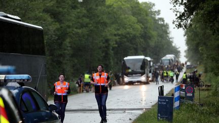 Des secouristes viennent en aide à des scouts surpris par les orages, le 4 juin 2022, à Chambord (Loir-et-Cher). (MAXPPP)