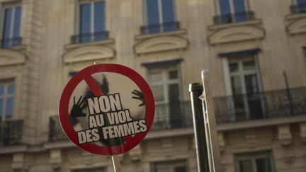 Une pancarte issue d'une manifestation dénonçantes les violences faites aux femmes, à Paris, le 8 mars 2015. (MAXPPP)