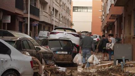 Dans la province de Valence, en Espagne, 40 personnes sont mortes dans des inondations à Paiporta. Jeudi 31 octobre, les habitants sinistrés sont sous le choc. (France 2)