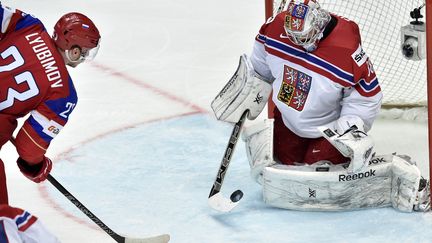 Le gardien tchèque Dominik Furch s'oppose au Russe Roman Lyubimov (YURI KADOBNOV / AFP)