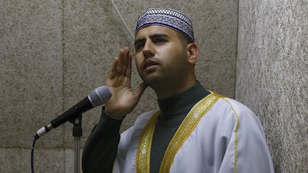 Un muezzin palestinien appelle à la prière à la mosquée Al-Aqsa dans la Vieille ville de Jérusalem, le 21 novembre 2016. (Ahmad Gharabli / AFP)