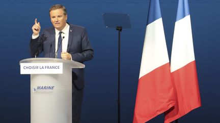 Nicolas Dupont-Aignan à Villepinte, lors du meeting de Marine Le&nbsp;Pen, le 1er&nbsp;mai 2017. (JOEL SAGET / AFP)