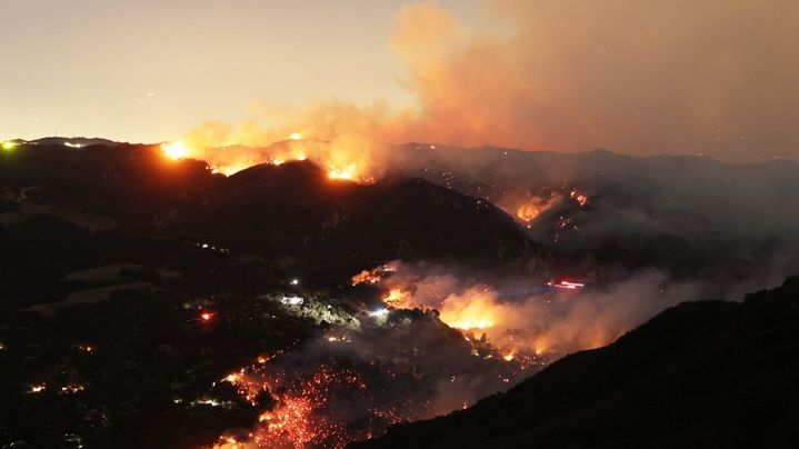 Flammes et fumée provoquées par l'incendie près de la ville de Topanga, près de Los Angeles (Californie), le 9 janvier 2025. (DAVID SWANSON / AFP)