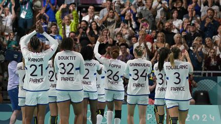 Les handballeuses françaises lors de leur premier match du tournoi olympique contre la Hongrie, à l'Arena Paris Sud le 25 juillet 2024. (DAMIEN MEYER / AFP)