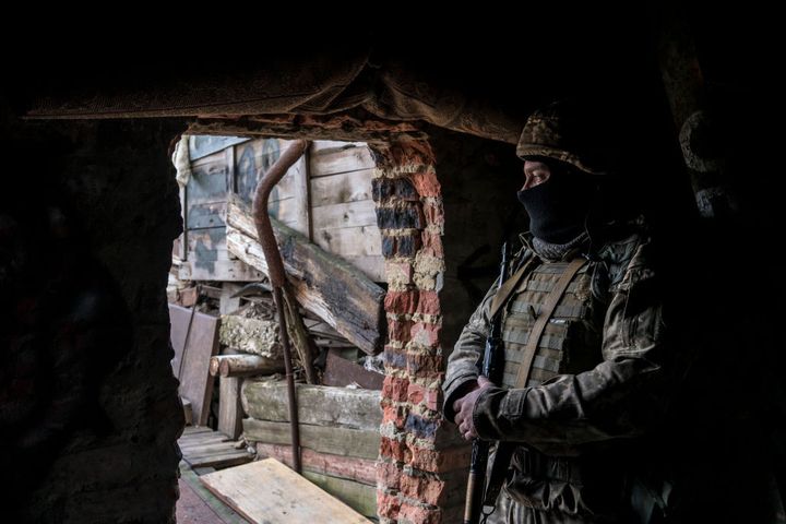 Un soldat ukrainien le 8 décembre 2021 à Marïnka dans le Donetsk ukrainien. (BRENDAN HOFFMAN / GETTY IMAGES EUROPE)