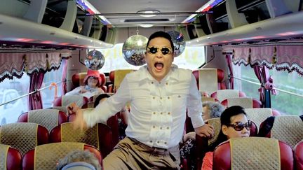 Capture d'&eacute;cran de la vid&eacute;o "Gangnam Style", le tube de l'artiste sud-cor&eacute;en Psy.&nbsp; (YOUTUBE / FTVI )