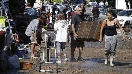 Apr&egrave;s les inondations, des habitants de Golfe-Juan nettoient dans la rue le contenu de leurs maisons. (LIONEL CIRONNEAU / AP / SIPA)