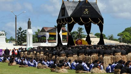 Le corps du défunt est acheminé vers la tombe royale. (AFP PHOTO / Torsten BLACKWOOD)