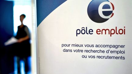 Une personne sort d'un bureau de Pôle emploi à Dijon (Côte-d'Or). (JEFF PACHOUD / FILES)