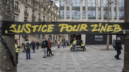 Une banderlole "Justice pour Zineb" sur les Champs-Elysées, à Paris, le 16 mars 2019.&nbsp; (ANTONI LALLICAN / AFP)