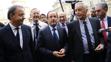 Fran&ccedil;ois Hollande dans la cour du S&eacute;nat le 18 octobre 2011, entour&eacute; des t&eacute;nors socialistes de la Haute-Assembl&eacute;e (de g. &agrave; d.) Jean-Pierre Bel, Andr&eacute; Vallini, G&eacute;rard Collomb et Fran&ccedil;ois Rebsamen.&nbsp; ( MAXPPP)