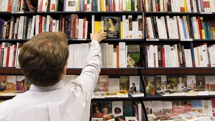 Flammarion poss&egrave;de un catalogue de quelque 27 000 titres, dont le Goncourt 2010 Michel Houellebecq. (FRANCOIS GUILLOT / AFP)