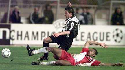 L'attaquant de l'AS Monaco Thierry Henry lors de la demi-finale de la Ligue des champions contre la Juventus Turin, le 15 avril 1998 au stade Louis-II. (PATRICK HERTZOG / AFP)