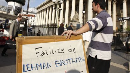 Activiste devant la bourse de Paris après la chute de la banque Lehman Brothers (Reuters/Charles Platiau)