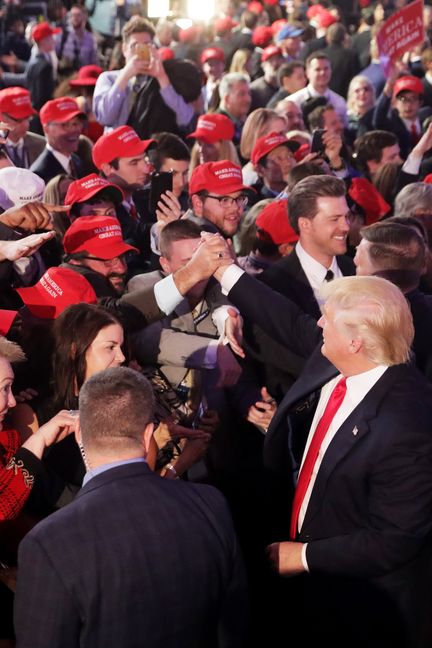 Donald Trump salue ses partisans après sa victoire à l'élection présidentielle, le 9 novembre 2016, à New York (Etats-Unis). (CHIP SOMODEVILLA / GETTY IMAGES NORTH AMERICA / AFP)