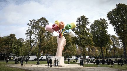 Le Bouquet de Tulipes de Jeff Koons, inauguré le 4 octobre 2019 à Paris (STEPHANE DE SAKUTIN / AFP)