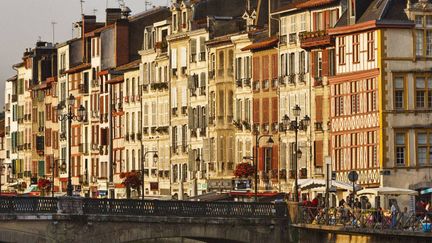 Façades traditionnelles basques dans le centre historique de Bayonne (Pyrénées-Atlantiques), jour de marché.
 (SPANI Arnaud / hemis.fr)