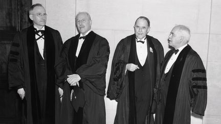 Des scientifiques ont reçu des diplômes honorifiques de docteur en sciences, à l'Institut Franklin, le 20 mai 1938. De gauche à droite : George David Birkhoff , Arthur Louis Day, Thomas Hunt Morgan et Gilbert Newton Lewis. (BETTMANN / BETTMANN / GETTYIMAGES)