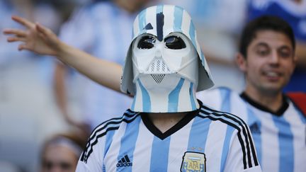 Un supporter de l'Argentine avec un masque de Dark Vador aux couleurs de l'Albiceleste, lors du match contre l'Iran, le 21 juin 2014, &agrave; Belo Horizonte (Br&eacute;sil). (SERGIO PEREZ / REUTERS)