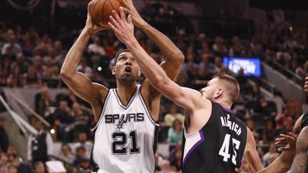 Tim Duncan (San Antonio Spurs) face à Cole Aldrich (Los Angeles Clippers) (? USA TODAY SPORTS / REUTERS / X02835)