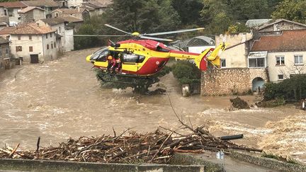 Un hélicoptère de la Sécurité Civile intervient à Limony (Ardèche), le 18 octobre 2024. (FABRICE GHIOTTI / AFP)