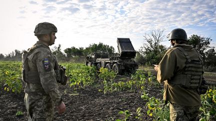 Des soldats ukrainiens dans la région de Donetsk, le 7 août 2024. (DMYTRO SMOLIENKO / AFP)