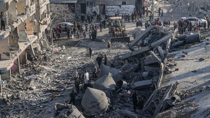 Des Palestiniens vérifient les décombres de la mosquée al-Faruq, à Rafah, le 22 février 2024, après une frappe aérienne israélienne. (SAID KHATIB / AFP)