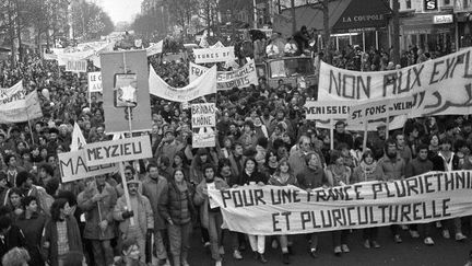 Partie de Marseille en octobre 1983, la "Marche pour l'égalité" ou Marche des Beurs, rassemblait 60.000 personnes à son arrivée à Paris le 3 décembre.
 (Dominique Faget/AFP)