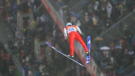 Jason Lamy-Chappuis pendant l'&eacute;peuve de saut &agrave; ski, sur&nbsp;grand tremplin, en combin&eacute; nordique, mardi 18 f&eacute;vrier 2014, aux JO de Sotchi. (JOHN MACDOUGALL / AFP)