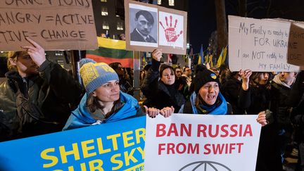 Des manifestants protestent le 25 février 2022 contre la guerre en Ukraine lancée par la Russie, à Londres,au Royaume-Uni. (WIKTOR SZYMANOWICZ / NURPHOTO / AFP)