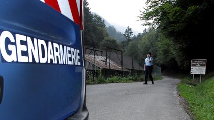 Une &eacute;quipe de gendarmerie bloque la route menant &agrave; la sc&egrave;ne du crime, le 5 septembre 2012 &agrave; Chevaline (Haute-Savoie). (JEAN-PIERRE CLATOT / AFP)