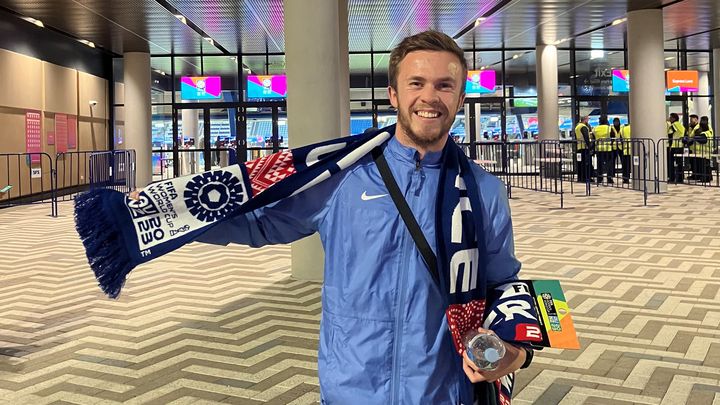 Liam avec sa veste et son écharpe des Bleues avant le match contre la Jamaïque, le 23 juillet 2023. (MAYLICE LAVOREL / FRANCEINFO SPORTS)