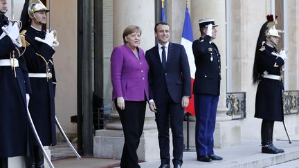 Le président Emmanuel Macron et la chancelière allemande Angela Merkel sur les marches du Palais de l'Elysée, le 16 mars 2018&nbsp; (MAXPPP)