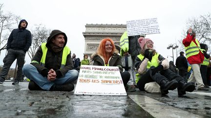 Des "gilets jaunes" lors de la manifestation à Paris, le 9 mars 2019. (KENZO TRIBOUILLARD / AFP)