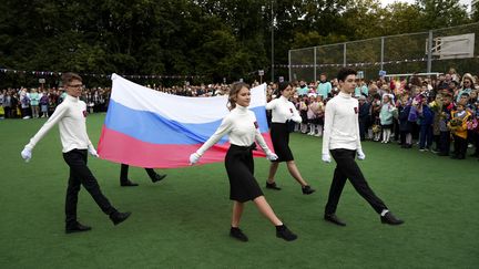 Des élèves assistent à une cérémonie de la Journée du savoir marquant le début d'une nouvelle année scolaire, dans une école de Moscou, en Russie, le 1er septembre 2022 (PAVEL PAVLOV / ANADOLU AGENCY)