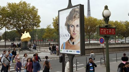 L'affiche du film "Diana" &agrave; l'entr&eacute;e du pont de l'Alma, &agrave; Paris, le 28 septembre 2013. Elle a &eacute;t&eacute; retir&eacute;e deux jours plus tard.&nbsp; (CHARLES PLATIAU / REUTERS)