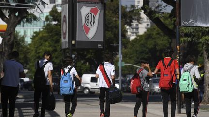 Des enfants de l'école de foot de River Plate, le 3 avril 2018. (EITAN ABRAMOVICH / AFP)