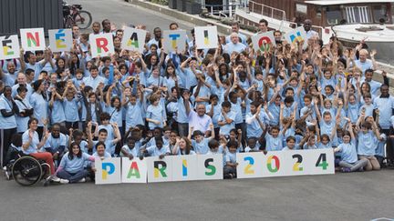 Sur les quais de Seine, les athlètes français et des jeunes ont célébré l'annonce officielle de la candidature de Paris pour les JO 2024