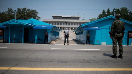 Des soldats sud-cor&eacute;ens et nord-cor&eacute;ens se font face, dans la zone d&eacute;militaris&eacute;e (DMZ) intercor&eacute;enne, le 14 mai 2014.&nbsp; (ED JONES / AFP)