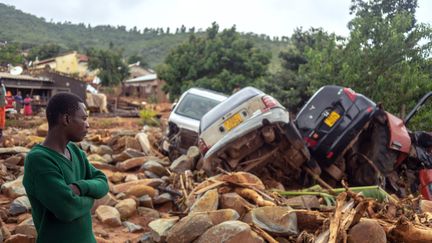 Des carcasses de voitures balayées par le passage du cyclone, à Chimanimani, dans l'est du Zimbabwe, après le passage du cyclone, le 18 mars 2019. (ZINYANGE AUNTONY / AFP)